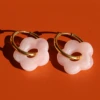 boucles d'oreilles en fleurs rose pastel