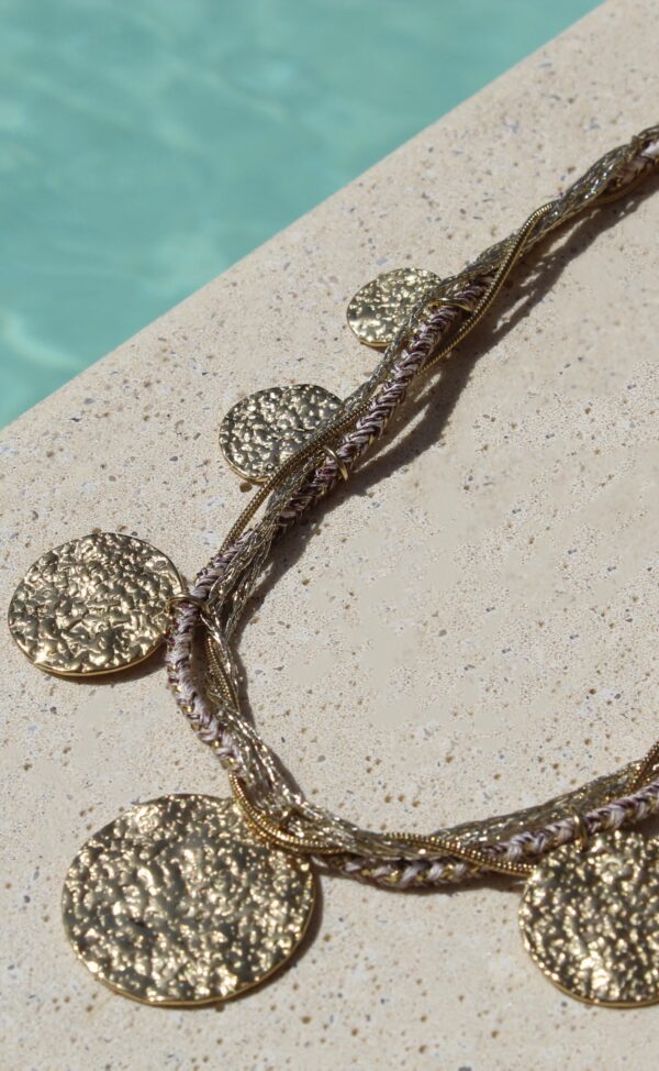 Collier avec fils brillants et pendentifs ronds plats