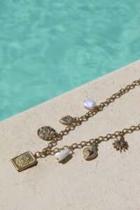 Collier avec charms dorés et blancs
