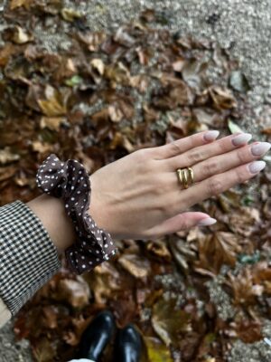 Chouchou Romie à pois – Tendance et fait main